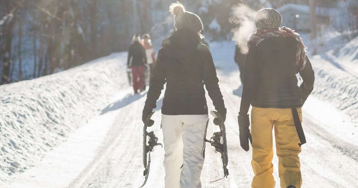 Camminare con le ciaspole, la magia della natura innevata.