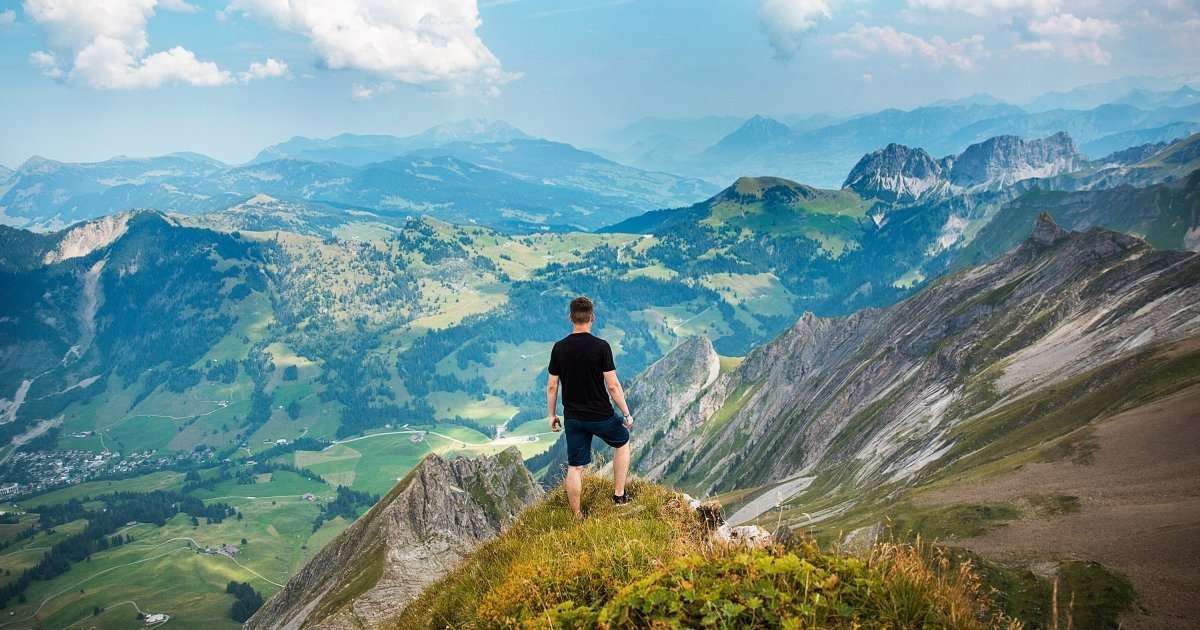 Camminare in montagna, il piacere di raggiungere la vetta